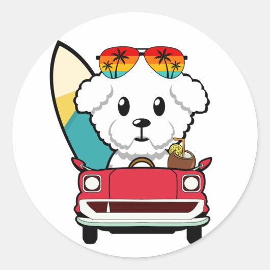 Grappige pluizige hond rijdt naar het strand ronde sticker (Voorkant)