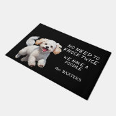 Grappige poedelhond hoeft niet twee keer te kloppe deurmat (Schuin)