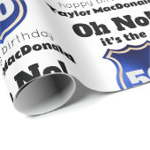 Grappige politieagent badge 50e verjaardag cadeaupapier (Rol Hoek)