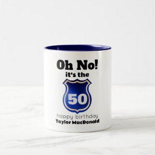 Grappige politieagent badge 50e verjaardag tweekleurige koffiemok