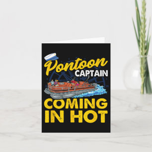 Grappige pontonkapitein komt in het heet kaart