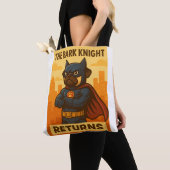 - Grappige Pug Art in Cape - Marvel-geïnspireerde  Tote Bag (Dichtbij)