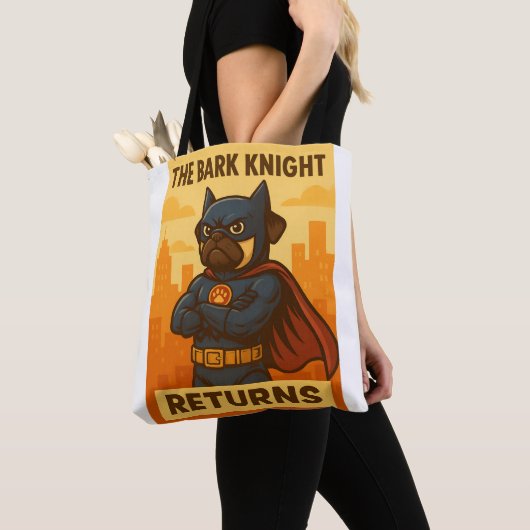 - Grappige Pug Art in Cape - Marvel-geïnspireerde Tote Bag (Dichtbij)