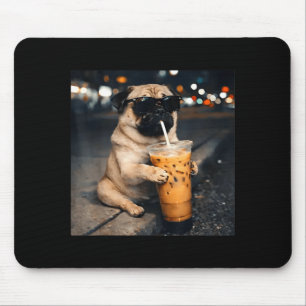 Grappige pug die ijsgekoelde koffie drinkt schatti muismat