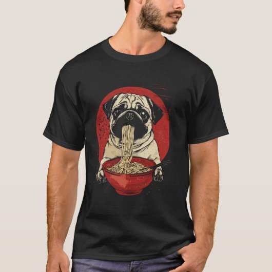 Grappige Pug die Ramen eet T-shirt (Voorkant)
