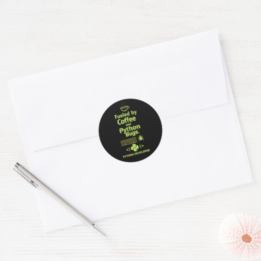 Grappige Python-ontwikkelaar – Gedreven door koffi Ronde Sticker (Envelop)