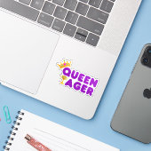 Grappige Queen Ager met kroon en kelk Sticker (Laptop met iPhone)