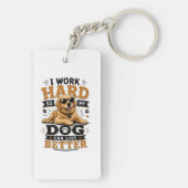 Grappige Quote Ik Werk Hard Zodat Mijn Hond Beter Sleutelhanger (achterkant)