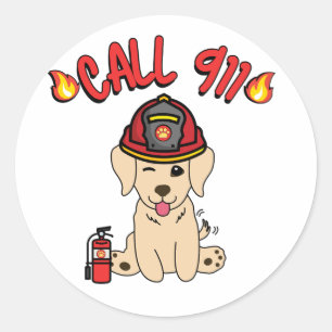 Grappige retriever hond is een brandweerman ronde sticker