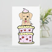 Grappige retriever hond springen uit een taart feestdagenkaart (Staand voorkant)