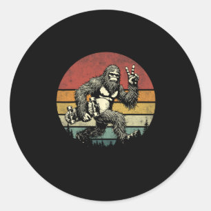 Grappige Retro Bigfoot Skater Vintage Sasquatch Sk Ronde Sticker