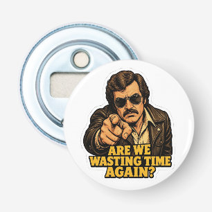 Grappige Retro Detective Verspilt Tijd Kantoor Mem Button Flesopener