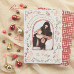 Grappige retro kerstillustraties boogfoto folie feestdagenkaart<br><div class="desc">Leg de vakantie magie vast met deze charmante retro kerstfoto folie kaart! Geef uw kerstkaarten een sprankeling met echt goud, zilver of roos gouden folie! Met een boogvormige foto omlijst door een handgetekende rand, voegt het een speelse toets toe aan uw familie-afbeelding. Een lintrol met in de folie geperste "Merry...</div>