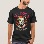 Grappige retro 'Mijn hond is de echte baas' T-shirt (Voorkant)