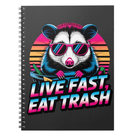 Grappige Retro Wasbeer Opossum Live Fast Eat Trash Notitieboek (Voorkant)