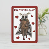 Grappige Rode Romantische Mot naar de Vlam Verjaar Feestdagenkaart (Staand voorkant)