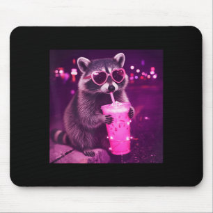 Grappige roze wasbeer die ijskoude koffie drinkt - muismat