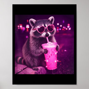 Grappige roze wasbeer die ijskoude koffie drinkt - poster