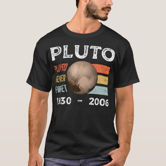 Grappige Ruimte Vergeet Pluto Shirt nooit - Retro  (Voorkant)