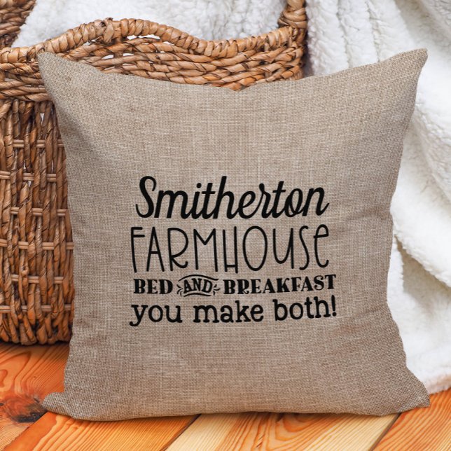 Grappige Rustieke Jute Stof Custom Boerderij Bed B Kussen (Family name "Farmhouse bed and breakfast" funny country decorator pillow)