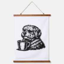 Grappige ruwharige hond die koffie drinkt houten