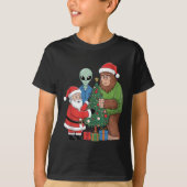 Grappige Santa Bigfoot Alien Decorating Christmas  T-shirt (Voorkant)