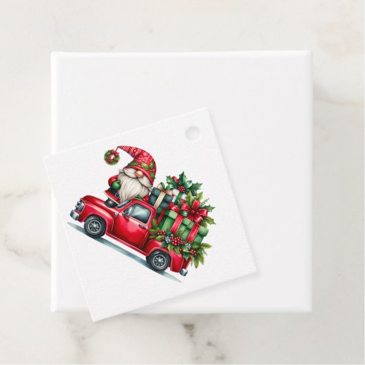 Grappige Santa Gnome in rode vrachtwagen met gesch Bedankjes Labels (In situ)