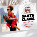 Grappige Santa Klauwen Kerstmis Foto Feestdagenkaart<br><div class="desc">Grappige kerstvakantie kaart met een eenvoudige witte achtergrond,  uw familiefoto,  een tropische krab met een sinterklaasfeest pet,  het humoristische gezegde "santa claws komt naar de stad",  uw seizoenen groeten,  naam en jaar.</div>