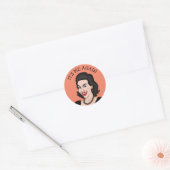 Grappige sarcastische retro dame | Ik ben het weer Ronde Sticker (Envelop)