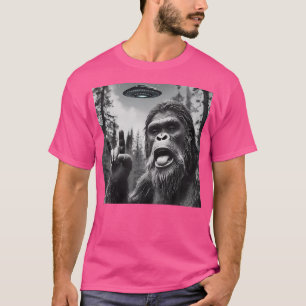 Grappige Sasquatch Bigfoot Rock op selfie met UFO T-shirt