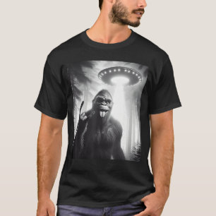 Grappige Sasquatch Sie met UFO Alien Rock Bord vri T-shirt