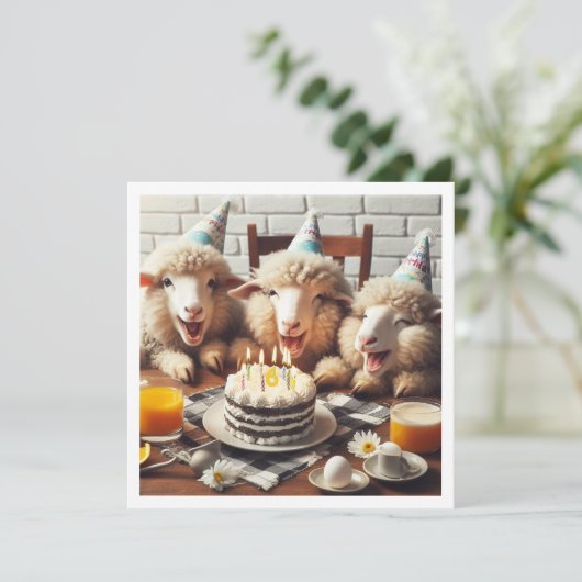Grappige schapen verjaardag uitnodiging, feestbees kaart (Staand voorkant)