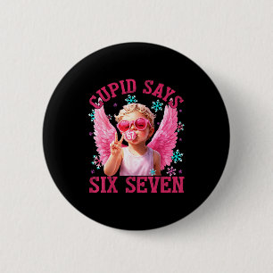 Grappige Schattige Cupido Zegt Zes Zeven Valentijn Ronde Button 5,7 Cm