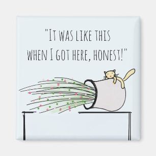 Grappige schattige kat kloppen dingen over magneet