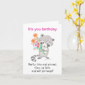 Grappige Schattigee Wasbeer Het is je verjaardag e Kaart (Gele Bloem)