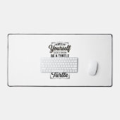 Grappige Schildpad Citaat Vintage Gravure Ontwerp Bureaumat (Keyboard & Muis)