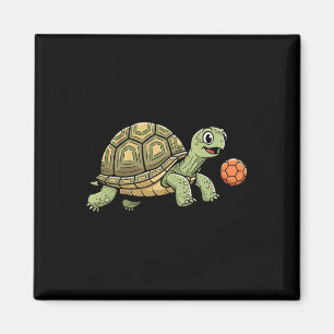 Grappige schildpad die voetbal speelt met oranje L Magneet