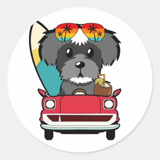 Grappige Schnauzer Hond rijdt naar het strand Ronde Sticker (Voorkant)