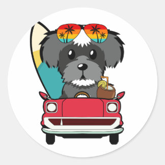 Grappige Schnauzer Hond rijdt naar het strand Ronde Sticker