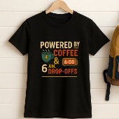 Grappige schoolouder; aangedreven door koffie en d t-shirt