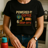 Grappige schoolouder; aangedreven door koffie en d t-shirt
