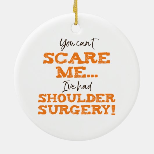 Grappige schouderoperatie herstel ‘schrik’ keramisch ornament (Achterkant)