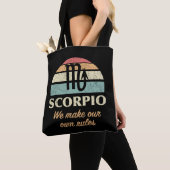 Grappige Scorpio Zodiac regels Tote Bag (Dichtbij)