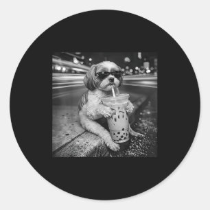 Grappige shih tzu die ijskoude koffie drinkt voor ronde sticker