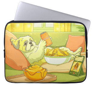 Grappige Shih Tzu-hond die ontspant op de bank met Laptop Sleeve