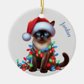 Grappige Siamese kat gewikkeld in Lichten Kerstmis Keramisch Ornament (Voorkant)