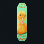 Grappige Skateboard Happy Duck Aangepaste Tekst en<br><div class="desc">Grappig Skateboard met Yellow Duck Playful Wink Happy Smile Cartoon Tekening en Tekst - of Kies / Voeg uw unieke tekst / lettertype / kleur - Maak uw speciale Skateboard Gift - Formaat wijzigen en verplaatsen of verwijderen en toevoegen van onderdelen / afbeelding met aanpassingstool! - Tekenen en ontwerpen door...</div>