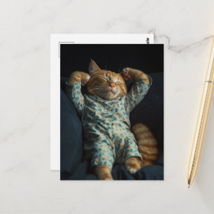 Grappige slaperige kaneelkleurige kat in pyjama briefkaart