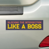 Grappige slechte chauffeur blokkeert kruispunt als bumpersticker (Op auto)