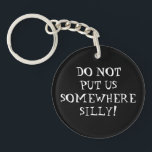 Grappige sleutelhanger voor de vergeetachtige<br><div class="desc">Deze dubbelzijdige sleutelhanger herinnert u eraan om uw sleutels niet ergens gekke te zetten. Maar natuurlijk wel en zo vertelt de achterkant je waar ze zijn! Komt in een verscheidenheid van beledigingen. Of voeg je eigen.</div>